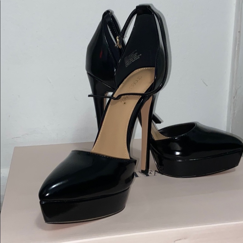 Zapatos negros altos con plataforma acharolados.